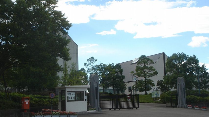 中部学院大学 school banner