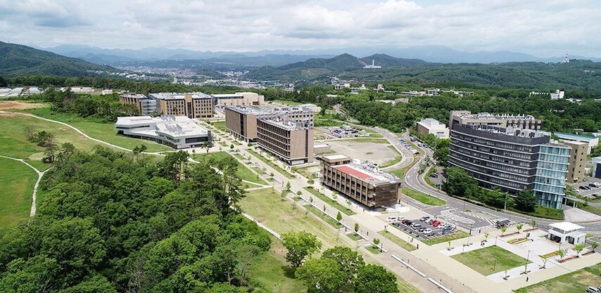 東北大学 school banner
