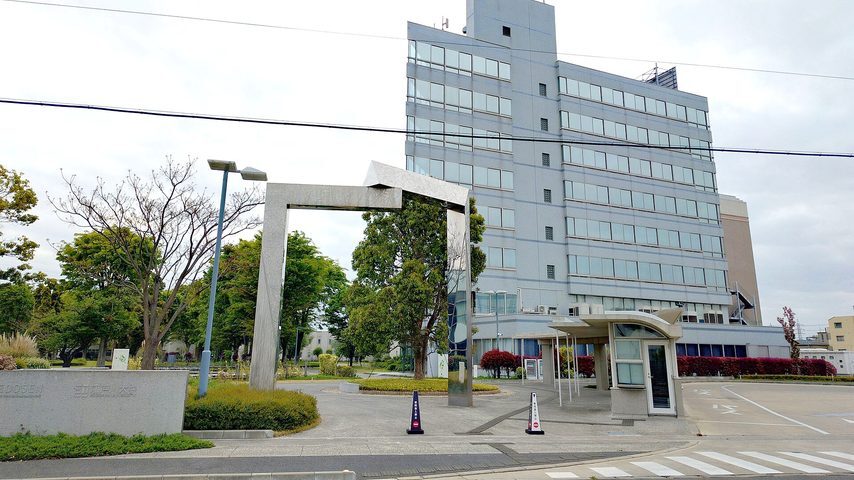 江戸川大学 school banner