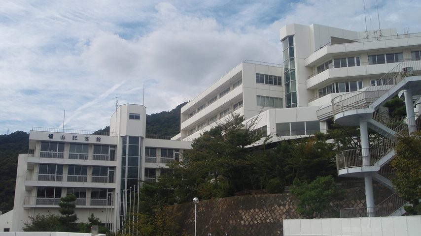 芦屋大学 school banner