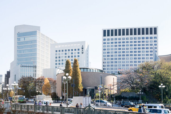 上智大学 school banner