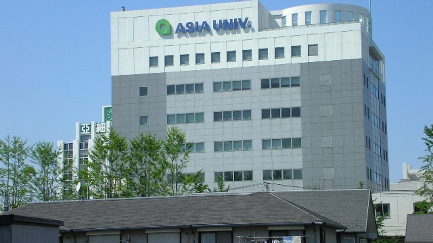 亜細亜大学 school banner