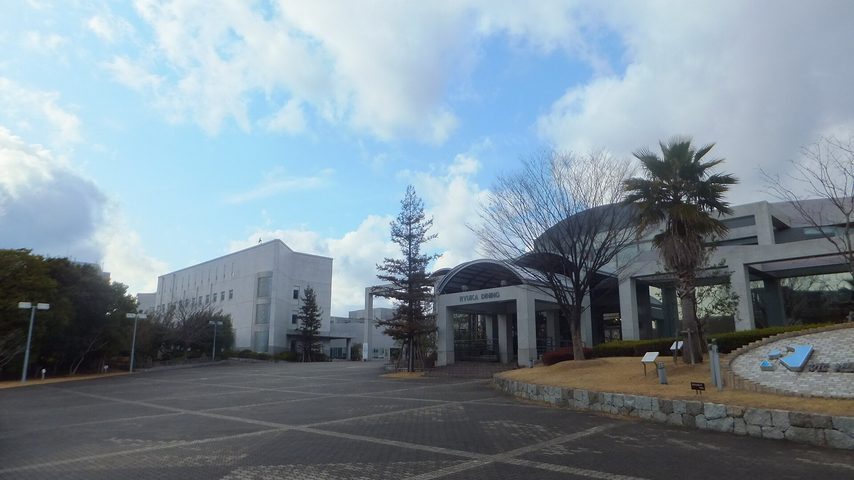 流通科学大学 school banner