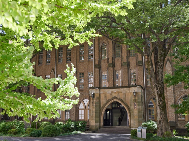 学習院大学 school banner