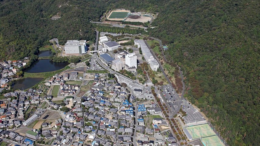 姫路獨協大学 school banner