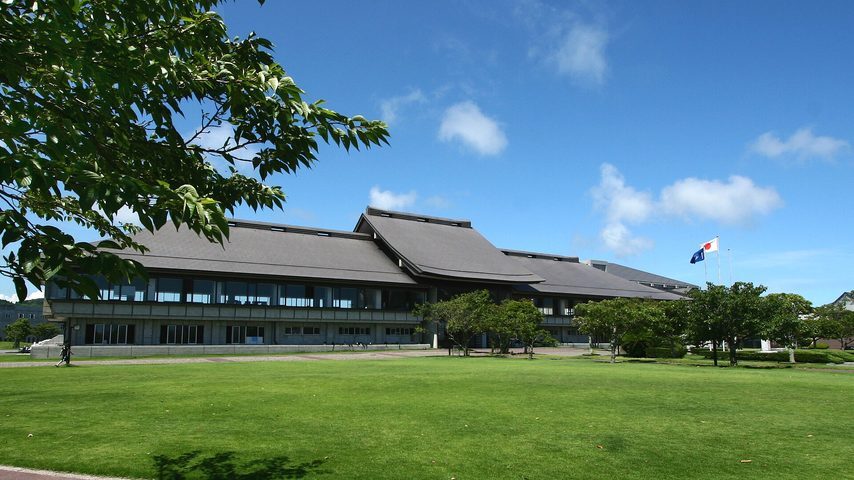 国際武道大学 school banner