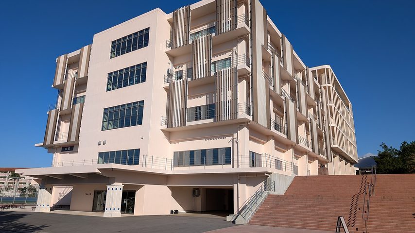 名桜大学 school banner