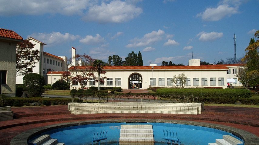 三育学院大学 school banner