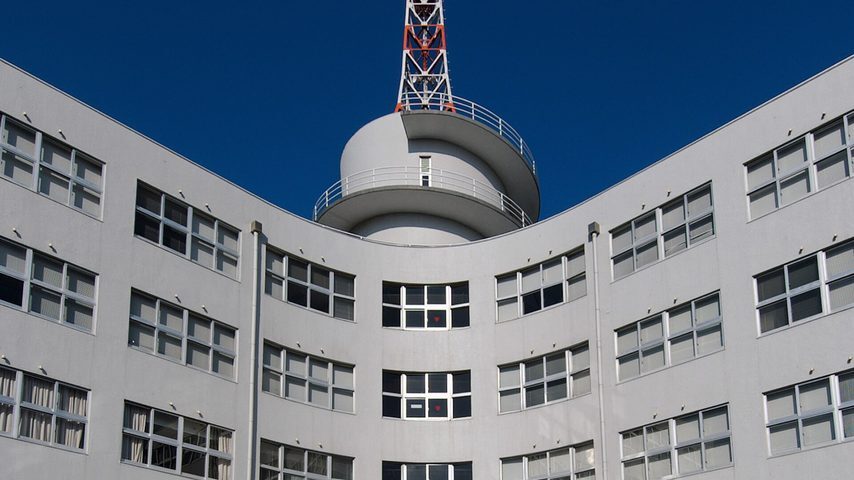 東海大学 school banner