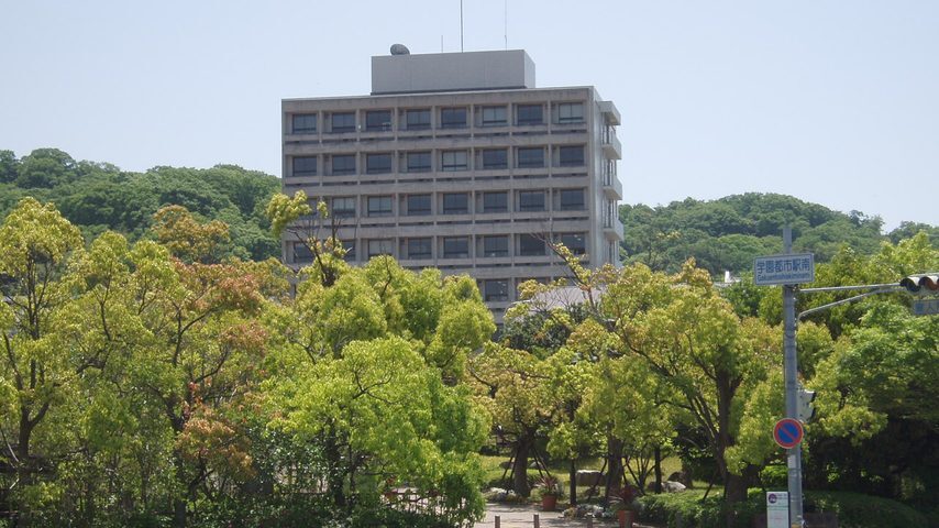 神戸市外国語大学 school banner
