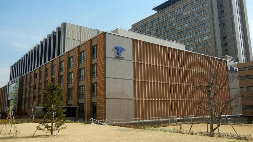 帝京大学 school banner
