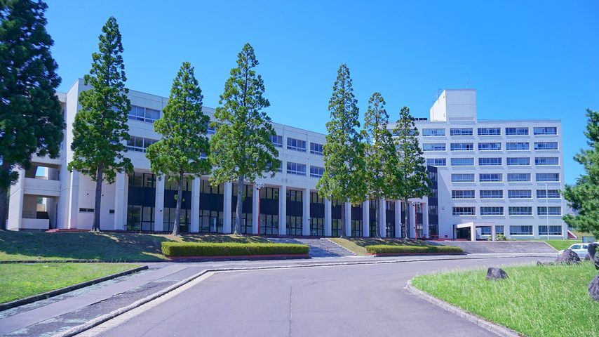 ノースアジア大学 school banner