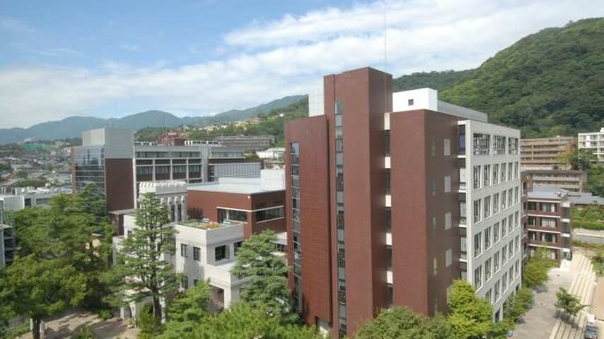 甲南大学 school banner